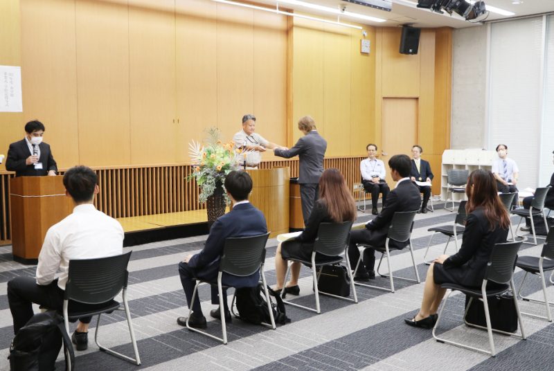 新たな旅立ちを迎えた学生を祝福する、春学期卒業式を挙行