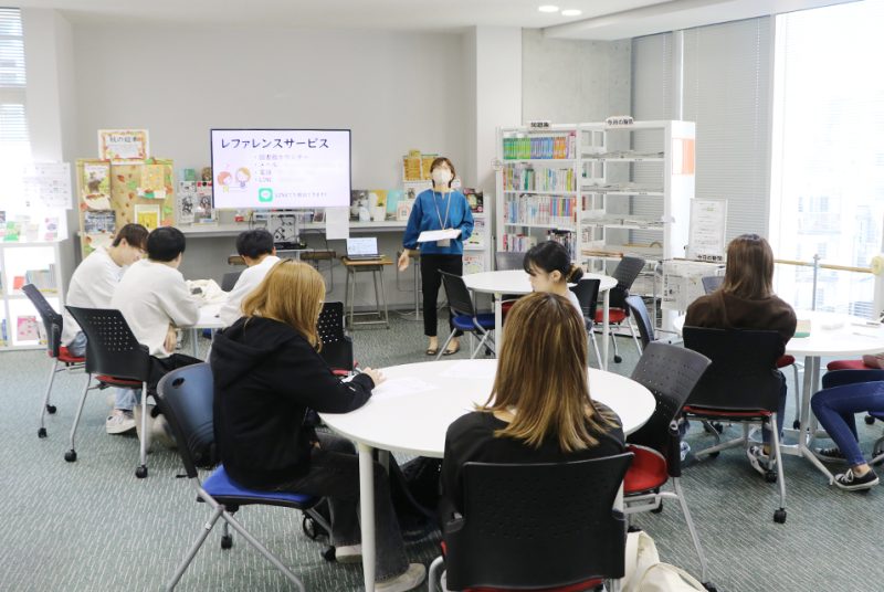 本学図書館の特徴や書籍の探し方を深く知る、図書館オリエンテーション。「教養基礎演習B」活動報告