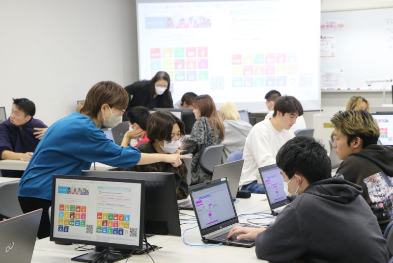 1年次から情報リテラシー強化に取り組む。「情報処理基礎B」新聞データベース利用演習