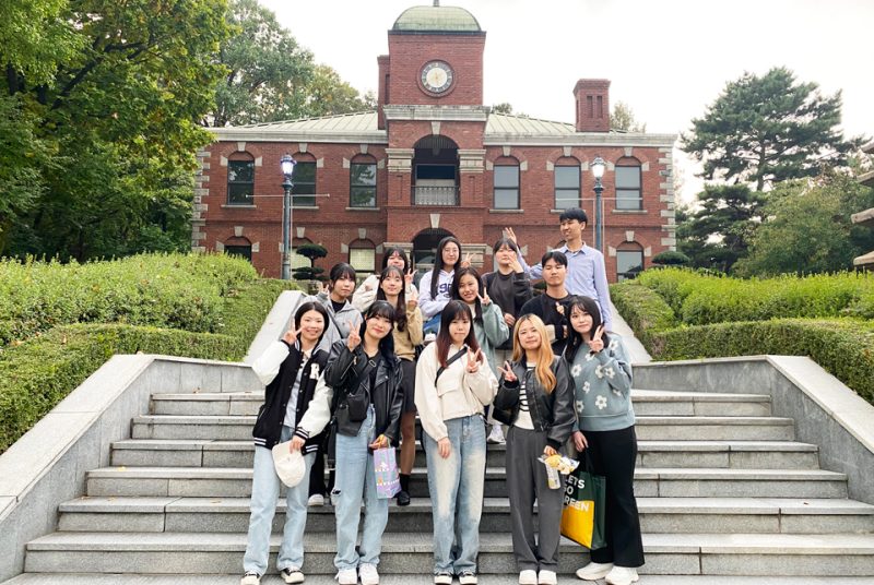 韓国・ソウルで新旧都市の魅力と観光産業の課題を考える。グロコミ学部の学生による学外研修