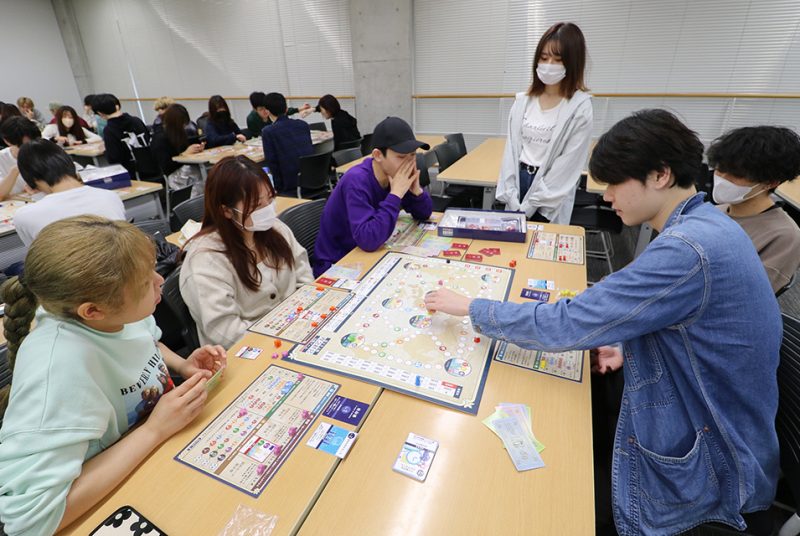 1年生がボードゲームで企業経営をシミュレーション。「ビジネスの見方」
