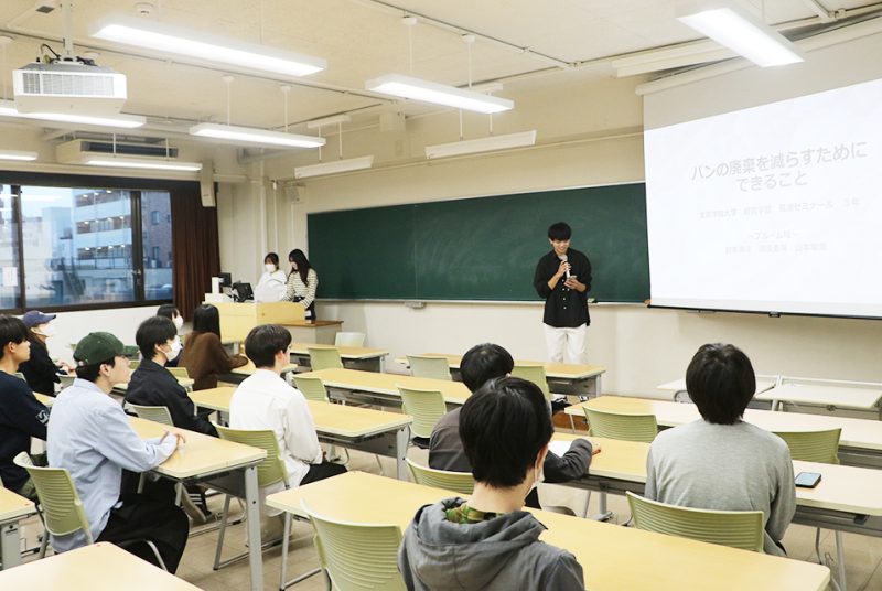 ［大学間連携］八塩ゼミ・ゴミプロに文京学院大学馬渡ゼミが「夜のパン屋さん」活動紹介＆協力依頼