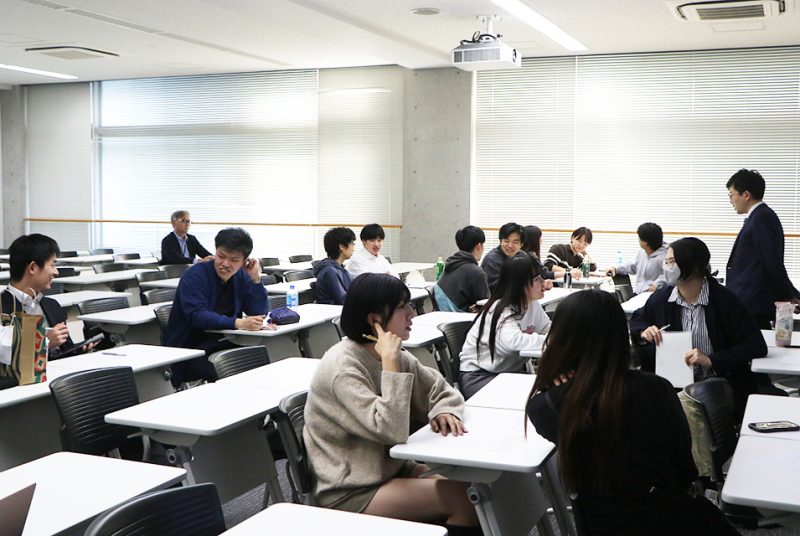 現場視点で教育課題や教師像を考える。教職課程履修者向け特別講義を実施