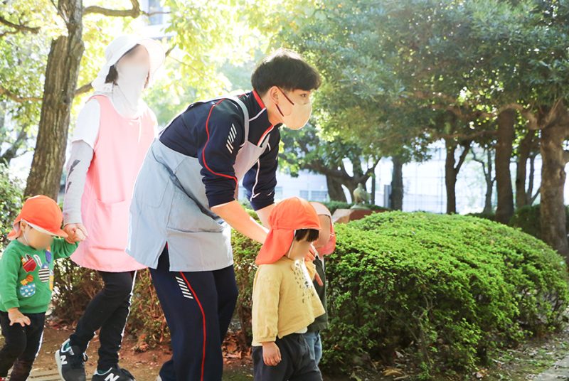 近隣の保育所で学生が実習。子どもたちの発達特性と保育士の役割を学ぶ「保育体験」