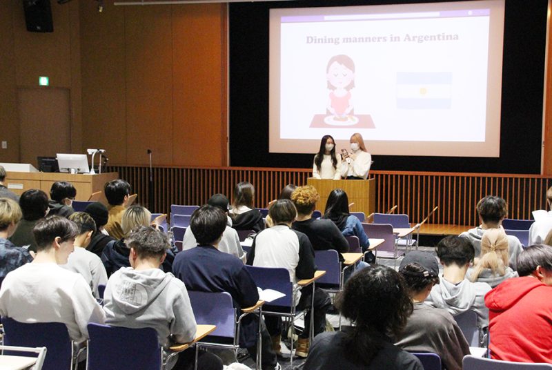 各国のビジネスマナーを英語でプレゼン！現代経営学部1年「GENKEI English」の合同発表会第3弾