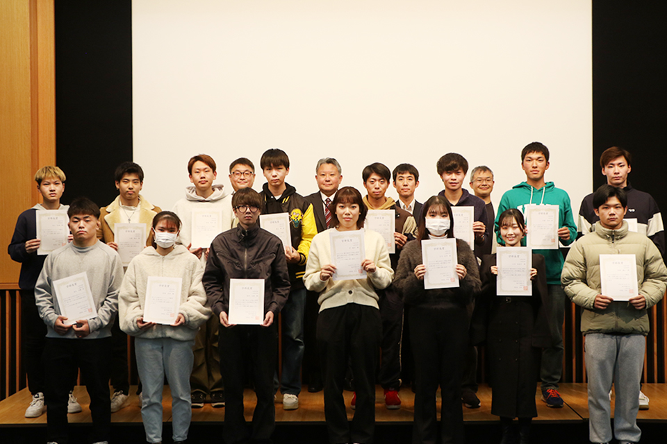 学部長賞を授与（心理学検定1・2級、体力トレーニング検定®2・3級、ブラジリアン柔術選手権3位、テニス国体出場）