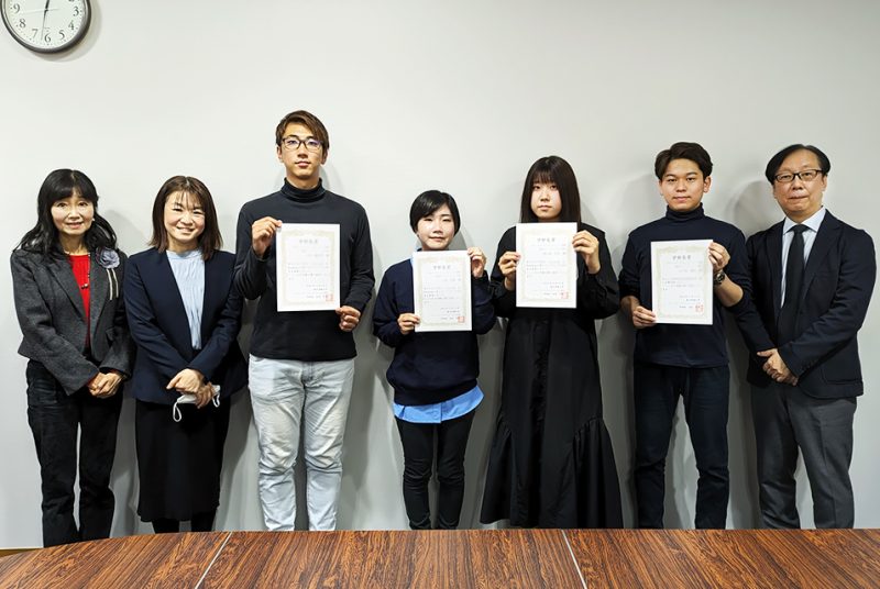 学部長賞を授与（実用英語技能検定準1級、TOEIC®高得点獲得）