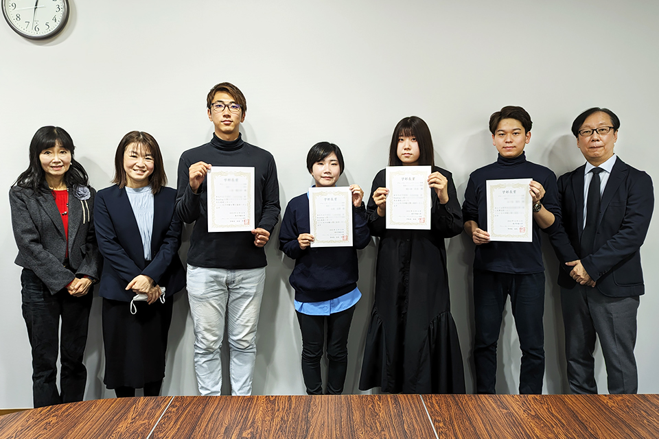 学部長賞を授与（実用英語技能検定準1級、TOEIC®高得点獲得）