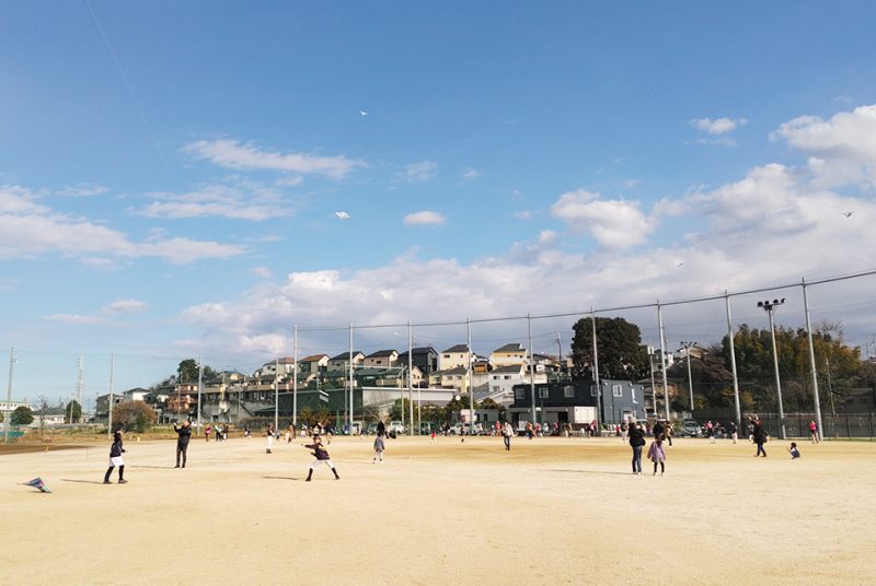 毎年恒例！千葉県松戸市の本学グラウンドで開催された地元の方々と楽しむ「新春凧揚げ大会」