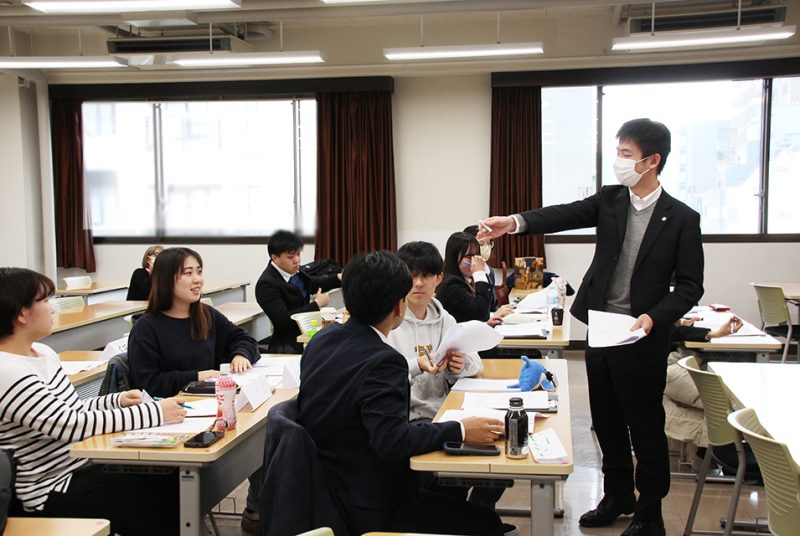 4年生が3年生に教育実習で役立つアドバイスを送る。教育実習報告会を実施
