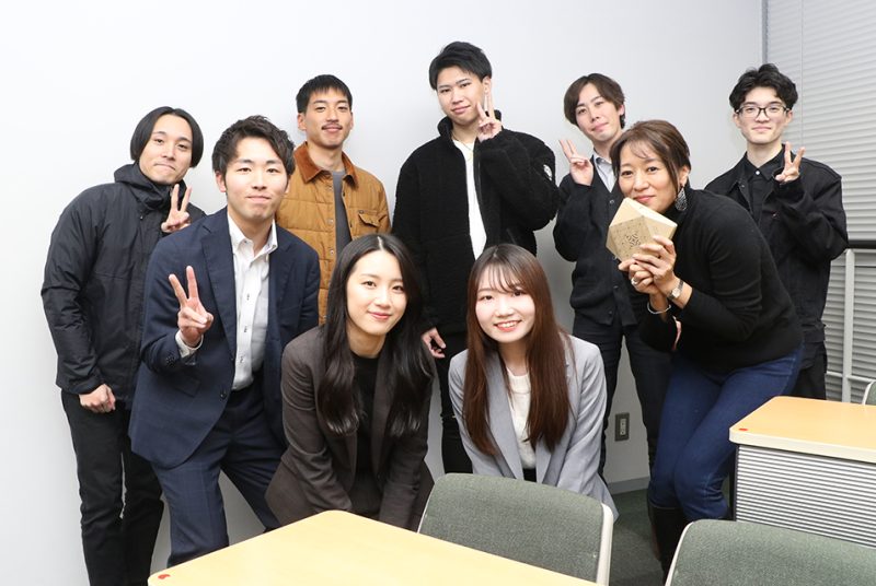 先輩８人が語る「大海を泳ぐチカラ」。本庄ゼミの卒業生らによる特別講義～大手企業からお笑い芸人、起業家までの道～