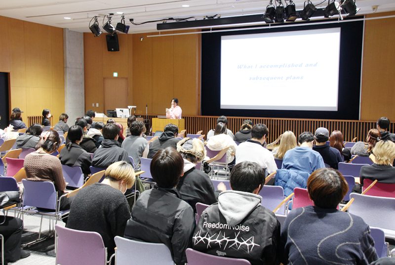 1年間の大学生活と今後の目標を英語でプレゼン。現代経営学部1年「GENKEI English」の合同発表会第4弾