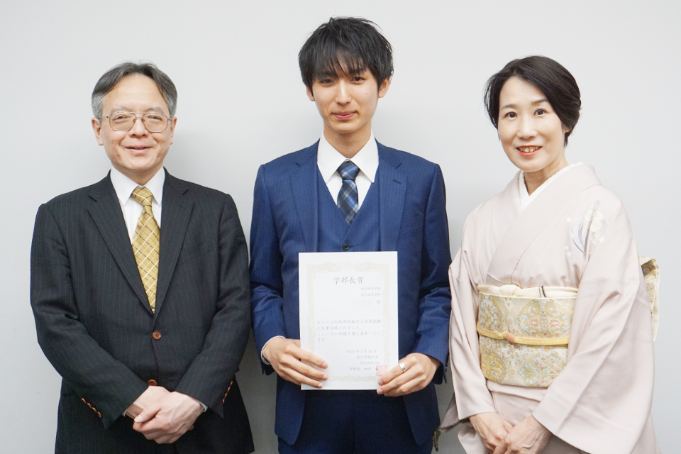 学部長賞を授与（宅地建物取引士試験合格／日商簿記検定2級合格）