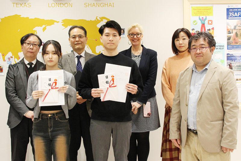 春学期から長期留学をスタートする学生の認定式を実施。２名がカナダ・アイルランドへ