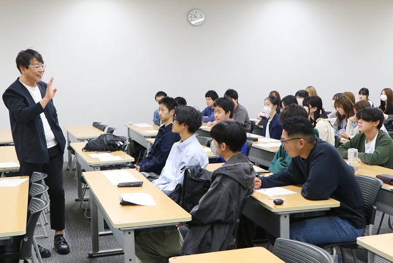 大西泰斗教授が特別講義！英コミ学科の「Progressive English」に潜入
