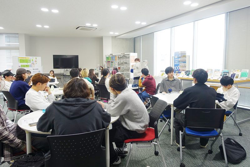 １年次必修科目「教養基礎演習A」にて図書館オリエンテーションを実施