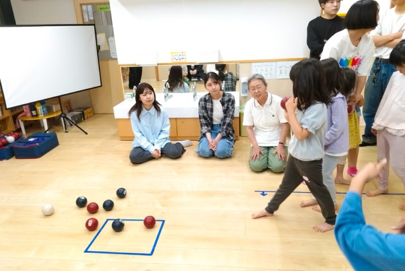 大学近隣の保育園にて実施したボッチャを体験する児童英語レッスン