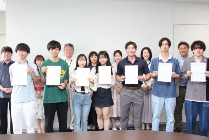 学部長賞を授与（ FCM技能検定3級、TOPIK、TOEIC®、各種大会入賞者）