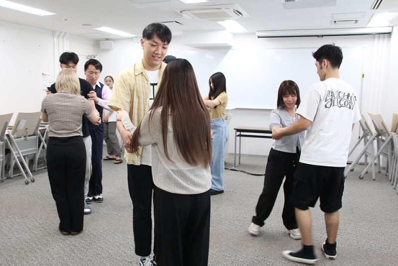 ソーシャルダンスを通じて「非言語コミュニケーション」を体験。宮房ゼミのゲスト講義