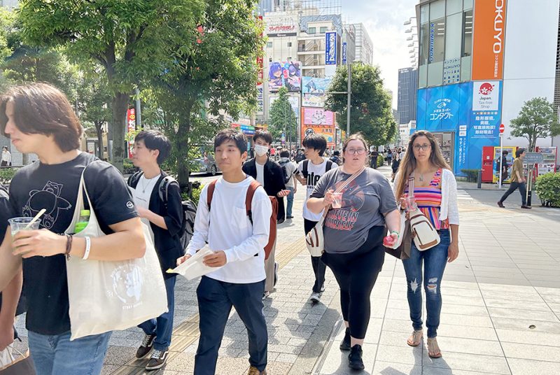 「日本文化を愉しむ」をテーマに、アメリカの大学生を秋葉原に案内！ 飯田ゼミの特別授業・大学周辺散策ツアー
