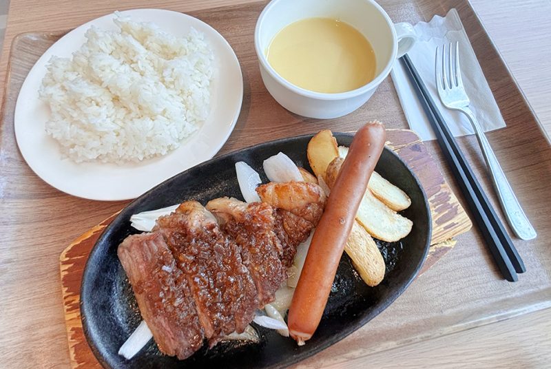 ［学生取材］学食に『鉄板ステーキ  』が登場！ワースタによる実食レポート
