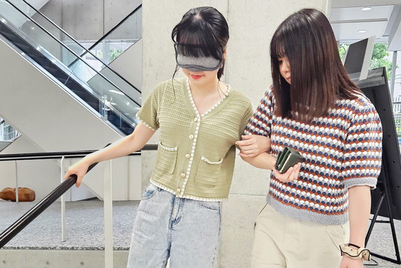 「見えない」不安の中で支えられる体験。堀口ゼミによるブラインドウォーク実習