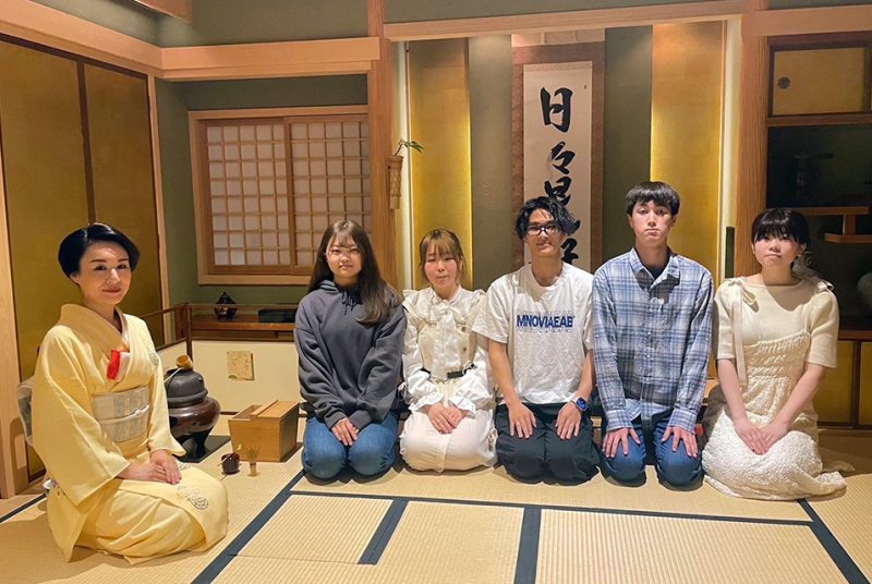 日本文化を英語で海外へ発信！College Englishで抜刀演武・和菓子体験・茶道体験・和装体験