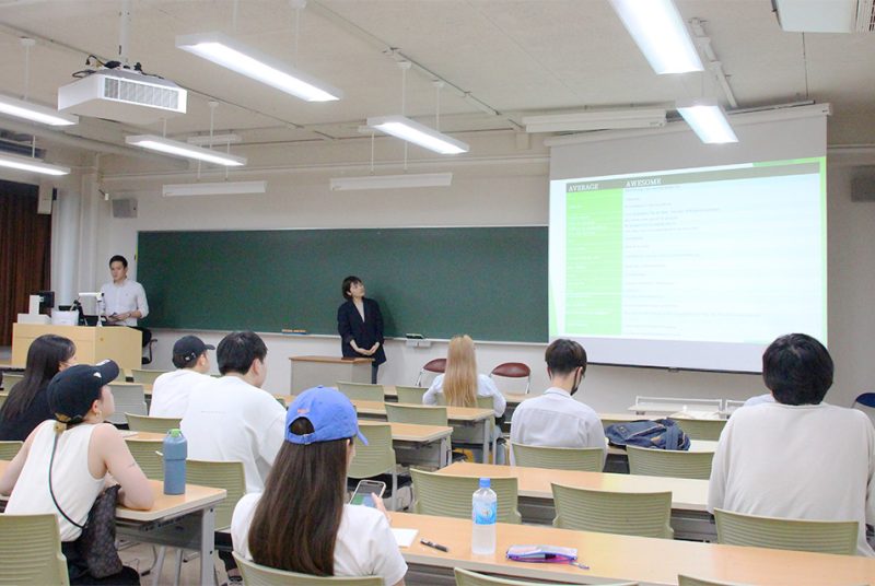 「ホテルの顔」となるホテリエに聞く。「観光英語1」ゲスト講義
