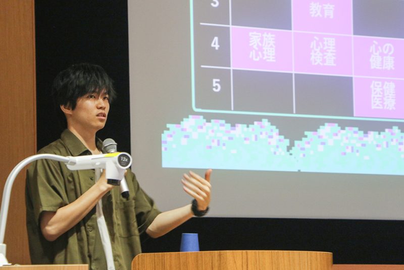 公認心理師を目指して大学院で学ぶ卒業生に聞く。「心理演習」ゲスト講義