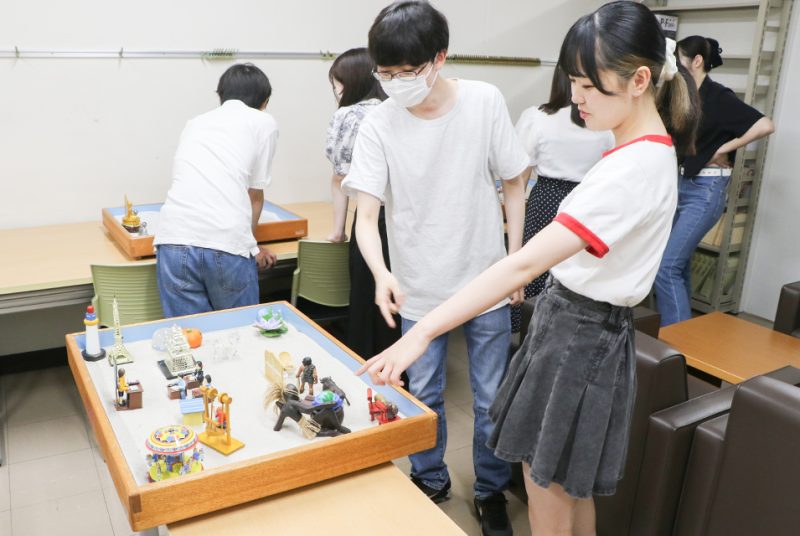 ミニチュアを使った心理療法を体験。堀口ゼミによる「箱庭」体験実習