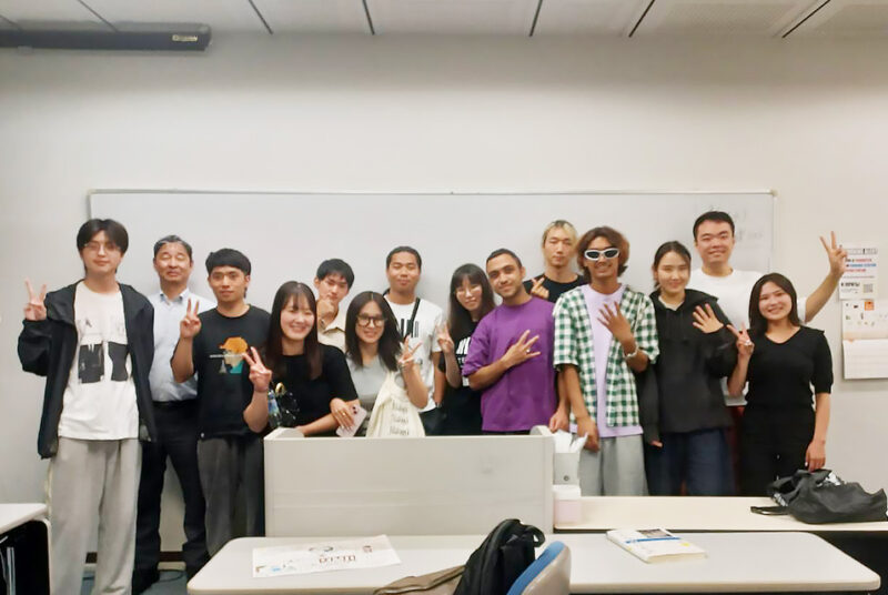対馬ゼミが東京工学院日本語学校を訪問、卒業生が担当するクラスの留学生と交流