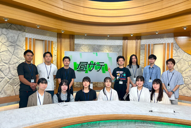 生放送のスタジオで番組作りについて学ぶ。八塩ゼミがテレビ東京本社で学外研修を実施