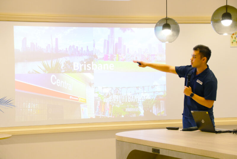 サポート制度を利用してワーキングホリデーに挑戦した4年生が登壇。長期留学説明会