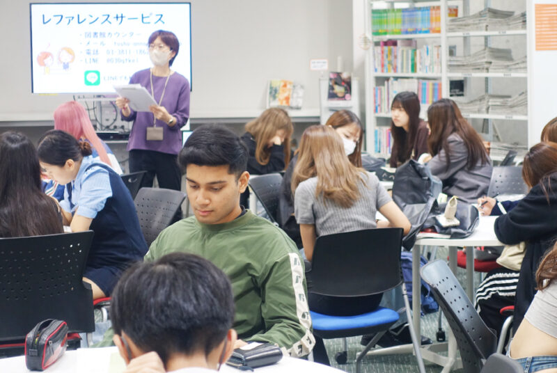 本学図書館の特徴を知り、読みたい本を見つける。「教養基礎演習B」図書館オリエンテーション