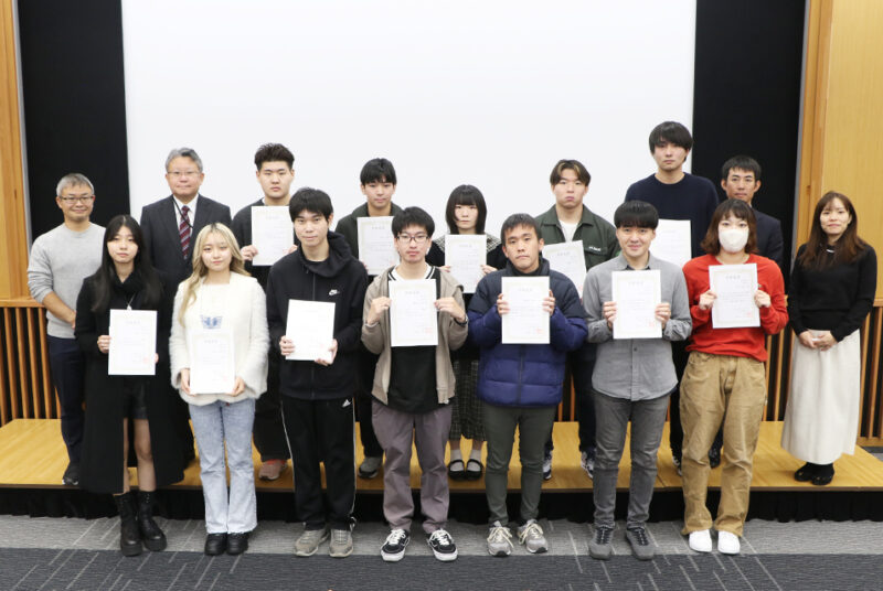 学部長賞を授与（MOS、心理学検定、FCM検定、体力スポーツ検定、メンタルヘルス・マネジメント検定）