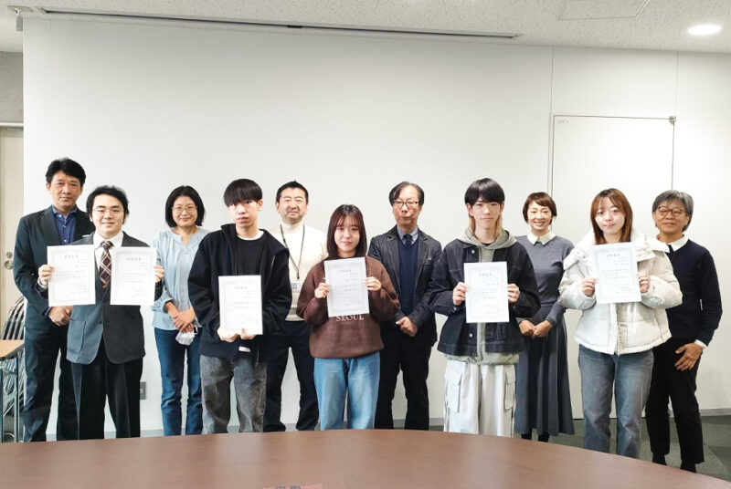 学部長賞を授与（日商簿記、TOEIC、TOPIK、マネジメント検定、HSK、東インカレ5位）