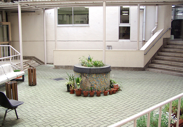 第１号館、２号館３号館に囲まれた中庭
