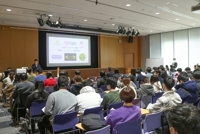 笑いの科学、推し活の心理、地域への愛着形成など、多彩なテーマが集う。人間科学部卒論発表会