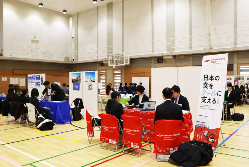 商社、メーカー、金融、小売業など多くの企業が大学に集結。3年生向け企業研究セミナー開催
