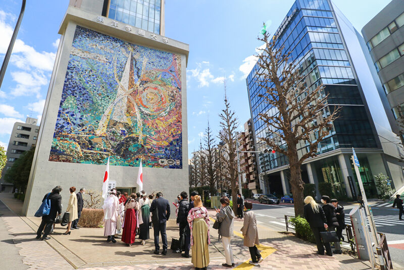 快晴のもと、新たな門出を迎えた4年生。2024年度東洋学園大学卒業式を挙行