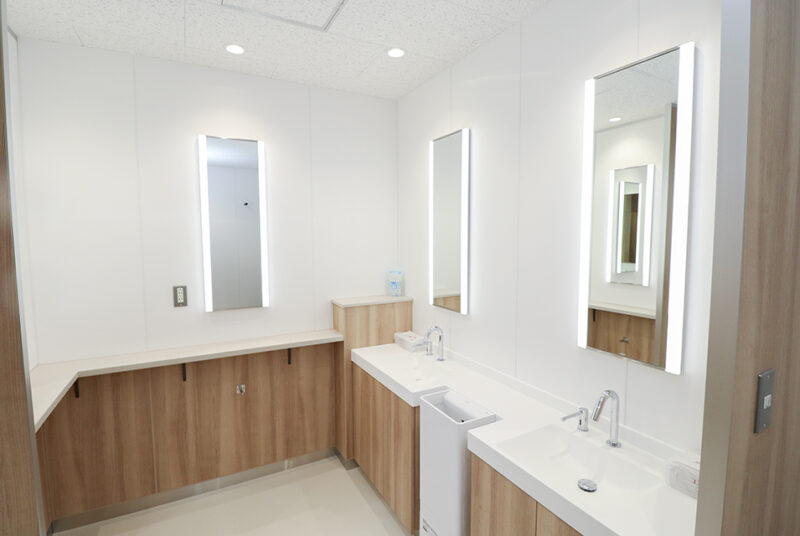 4号館1階・2階・6階のトイレがリニューアル、ウッド調のお洒落な空間に