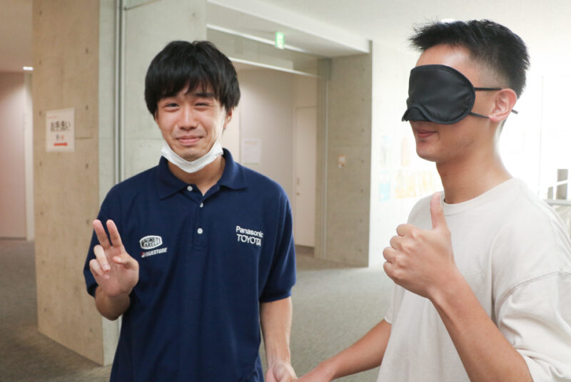 「見えない」不安と、それを支える立場を体験。堀口ゼミのブラインドウォーク実習