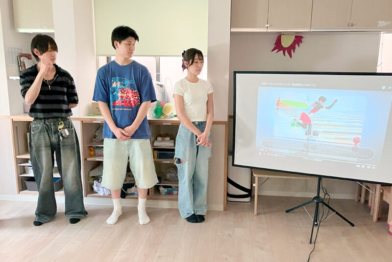 大学近隣の保育園で、ブラインドボウリングを体験する児童英語レッスンを実践！