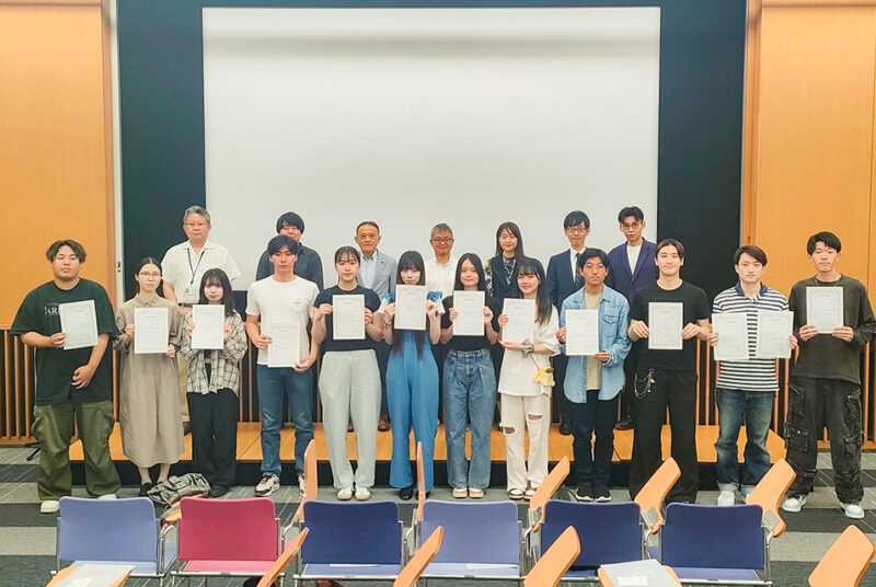 資格取得や外部大会での好成績を表彰。2025年度春学期「学部長賞」授与式