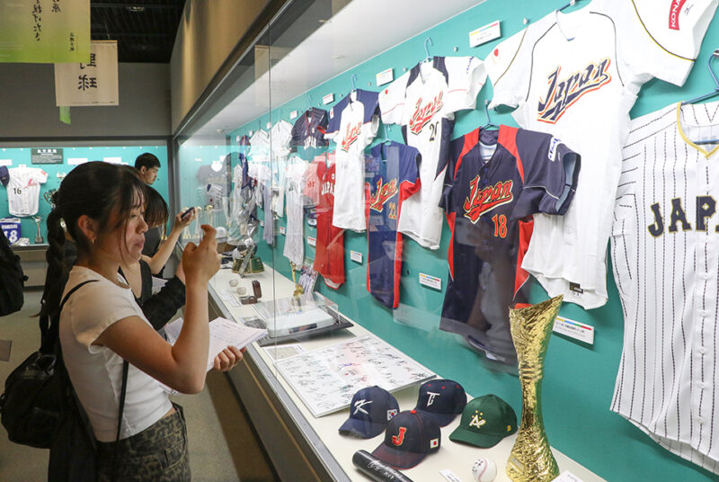 プロスポーツビジネスの現場でフィールドワーク！「人間科学基礎演習A」野球殿堂博物館学外研修