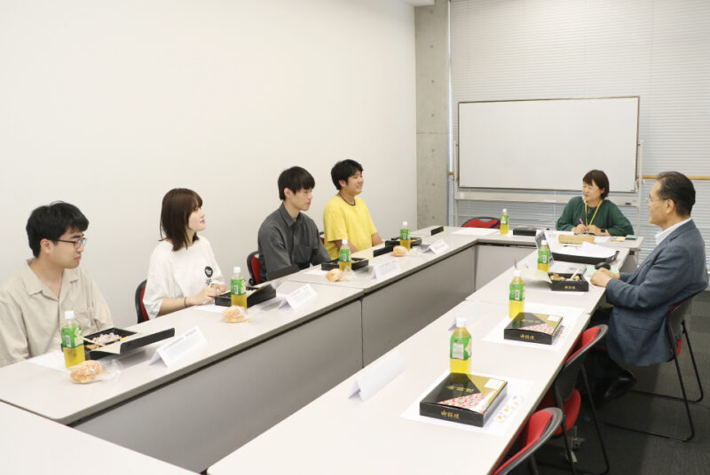 学生会メンバーと学長が、大学について真剣に意見交換！第一回学長と学生の懇談会