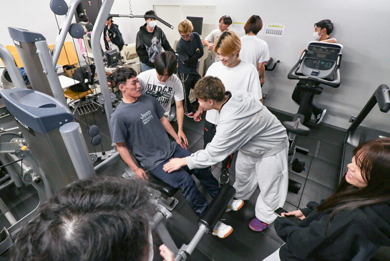 効果的で安全なストレッチや筋力トレーニングを実践で学ぶ。「体力トレーニング実習」