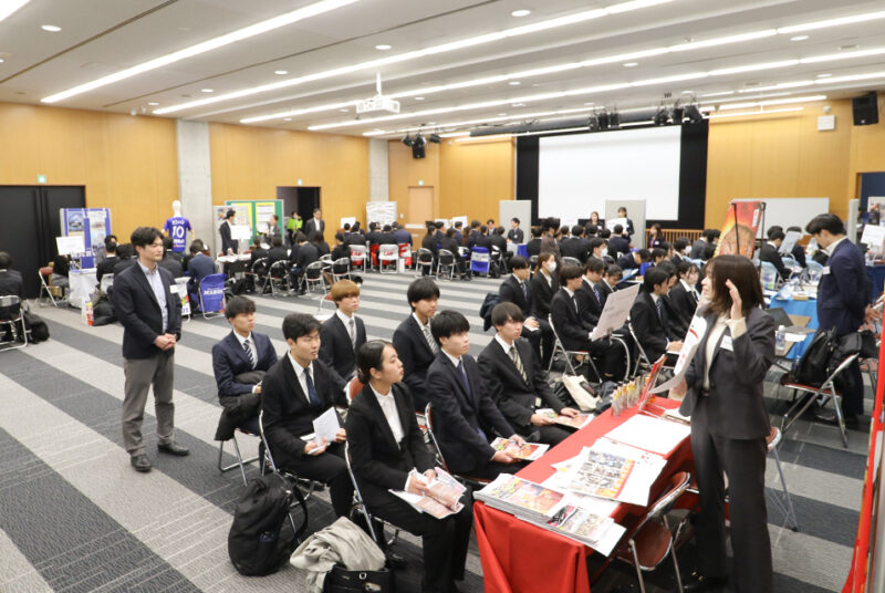 採用意欲の高い11業種14社が来学！3年生100名超が参加した「学内業界・企業研究セミナー」