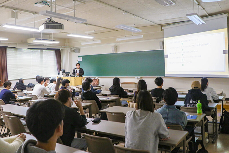 地域で活躍するゲストを毎回招聘。「地域ではたらく」初回は児童福祉司の卒業生がゲスト登壇