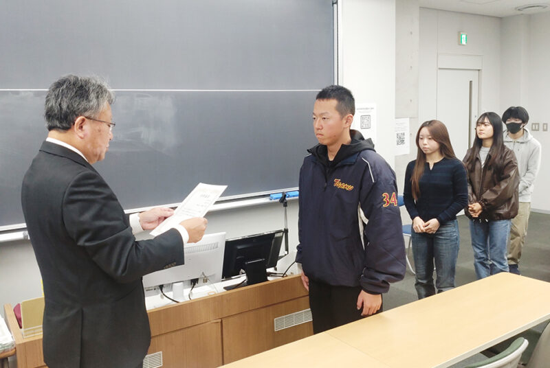 今期は31名が受賞！2025年度秋学期の「学部長賞」表彰式を開催